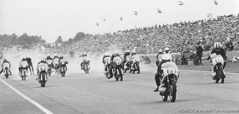 71NED350_08 The start of the 350cc-race, TT-races Assen, 26 june 1971 [Hemelaya archief - Ton Kooyman].jpg