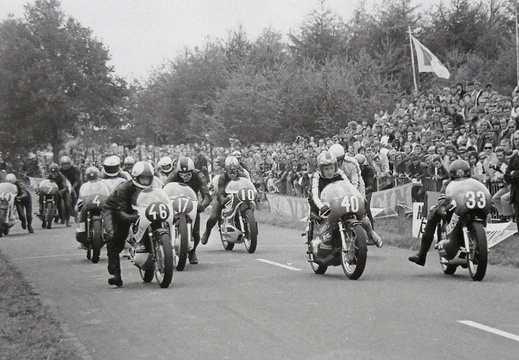Start of the 250cc Hengelo race